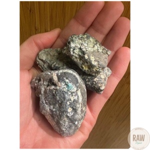 Turkoosi_kivi_3_4cm_raakapala