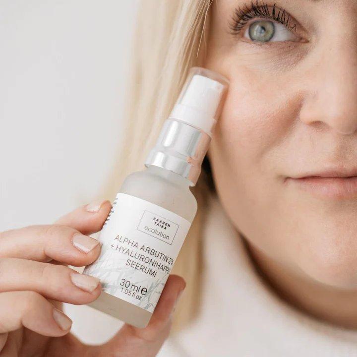 Saaren_Taika_Alpha_Arbutin_2____Hyaluronihappo_seerumi__auttaa_vahentamaan_pigmenttimuutoksia__30_ml