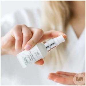 Saaren_Taika_Niacinamide_5____Retinoli_seerumi__vahentaa_tummia_silmanalusia_seka_juonteita_30ml