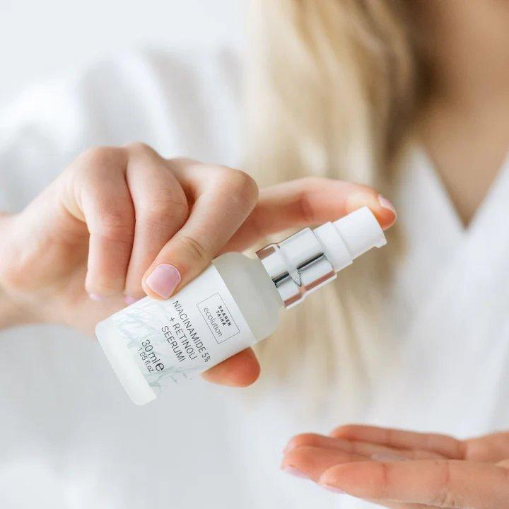 6430069214003_saaren_taika_niacinamide_5____retinoli_seerumi__vahentaa_tummia_silmanalusia_seka_juonteita_30ml Saaren_Taika_Niacinamide_5____Retinoli_seerumi__vahentaa_tummia_silmanalusia_seka_juonteita_30ml